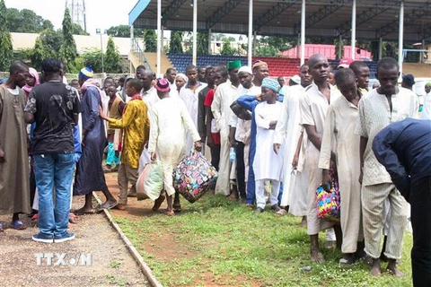 Các nạn nhân xếp hàng chờ nhận lương thực sau khi được giải cứu tại Kaduna, Nigeria, ngày 27/9. (Ảnh: AFP/ TTXVN)
