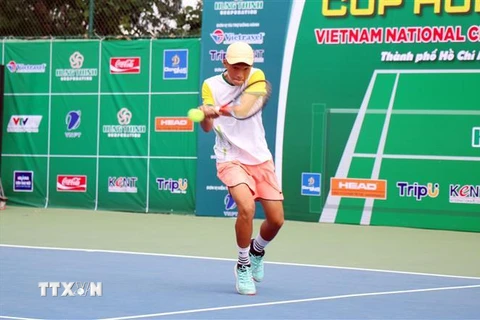 Pha đánh bóng của tay vợt Nguyễn Minh Nhật (Hưng Thịnh). (Ảnh: Tiến Lực/TTXVN)