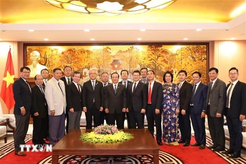 Phó Chủ tịch UBND Thành phố Hà Nội Nguyễn Thế Hùng và ông Tosho Matsuo chụp ảnh lưu niệm với các đại biểu. (Ảnh: Văn Điệp/TTXVN)