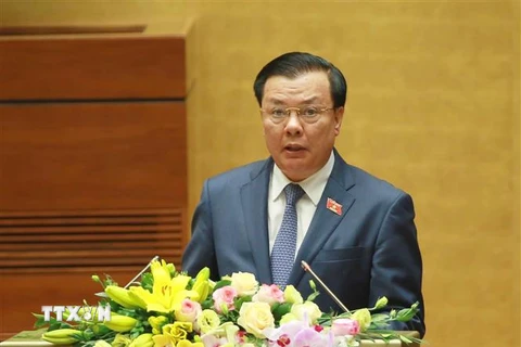 Bộ trưởng Bộ Tài chính Đinh Tiến Dũng trình bày Báo cáo về tình hình thực hiện ngân sách nhà nước năm 2019. (Ảnh: Doãn Tấn/TTXVN)