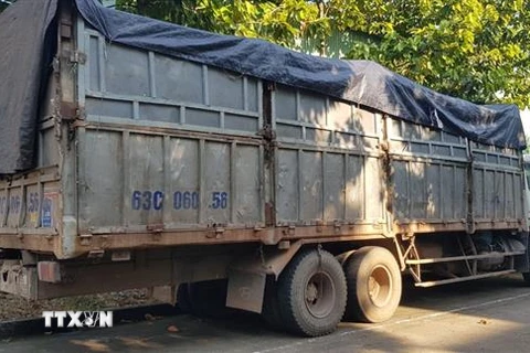 Chiếc xe tải và tang vật rác thải được bị tạm giữ tại cơ quan công an. (Ảnh: Đậu Tất Thành/TTXVN)