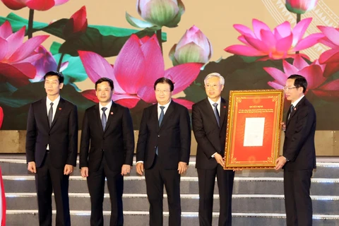 Phó Thủ tướng Trịnh Đình Dũng trao Quyết định của Thủ tướng Chính phủ công nhận đô thị loại 1 cho thành phố Hải Dương. (Ảnh: Trọng Đức/TTXVN)