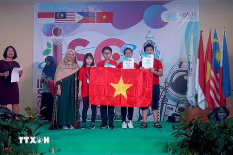 Bốn học sinh đoạt Huy chương Vàng trong Kỳ thi. (Ảnh: Nguyễn Cúc/TTXVN phát)