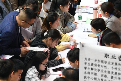 Thanh niên Trung Quốc đăng ký tìm kiếm việc làm. (Nguồn: Xinhua)