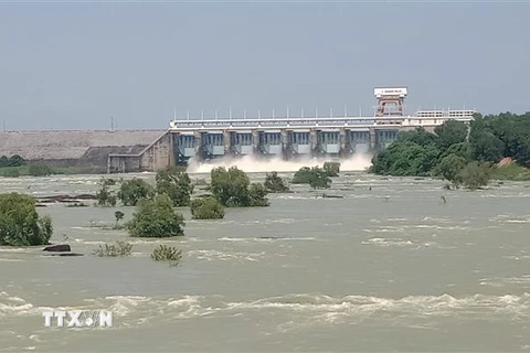 Cửa xả tràn hồ thuỷ điện Trị An giảm lưu lượng xả nước xuống hạ du sông Đồng Nai. (Ảnh: Sỹ Tuyên/TTXVN)