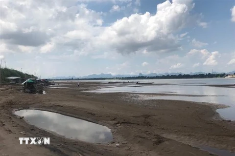 Mực nước sông Mekong xuống mức thấp nhất trong gần 100 năm qua. (Ảnh: Hữu Kiên/TTXVN)