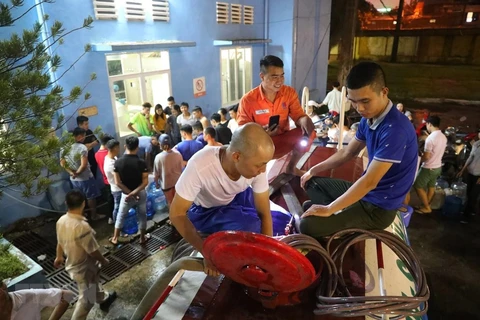 Nhà máy nước Hạ Đình (Hà Nội) cung cấp nước sạch cho các khu dân cư sau sự cố nước sông Đà nhiễm dầu. (Ảnh: Thành Đạt/TTXVN)