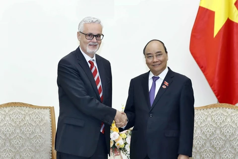 Thủ tướng Nguyễn Xuân Phúc tiếp Đại sứ Đức Guido Hildner đến chào xã giao, nhân dịp nhận nhiệm kỳ công tác tại Việt Nam. (Ảnh: Thống Nhất/TTXVN)