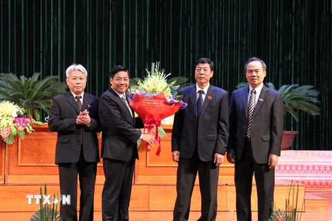 Đại diện Hội đồng Nhân dân tỉnh tặng hoa chúc mừng ông Dương Văn Thái trúng cử chức vụ Chủ tịch UBND tỉnh Bắc Giang. (Ảnh: Tùng Lâm/TTXVN)