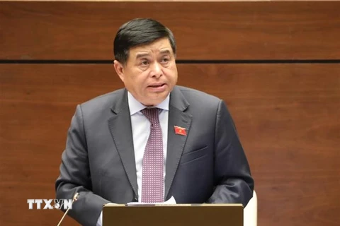 Bộ trưởng Bộ Kế hoạch và Đầu tư Nguyễn Chí Dũng phát biểu làm rõ một số vấn đề đại biểu Quốc hội nêu. (Ảnh: Văn Điệp/TTXVN)