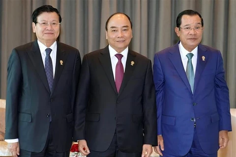 Thủ tướng Nguyễn Xuân Phúc với Thủ tướng Lào Thongloun Sisoulith (trái) và Thủ tướng Campuchia Samdech Techo Hun Sen (phải). (Ảnh: Thống Nhất/TTXVN)