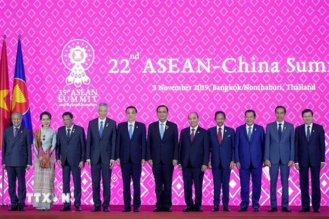 Thủ tướng Nguyễn Xuân Phúc (thứ năm, từ phải sang), Thủ tướng Trung Quốc Lý Khắc Cường (thứ năm, từ trái sang) và các Trưởng đoàn chụp ảnh chung. (Ảnh: Thống Nhất/TTXVN)