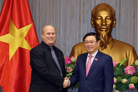 Phó Thủ tướng Vương Đình Huệ và ông David Becker, Giám đốc APG. (Nguồn: baochinhphu.vn)