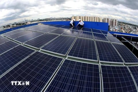 Hệ thống điện mặt trời áp mái được lắp đặt trên nóc trụ sở Công ty Điện lực Gò Vấp. (Ảnh: Ngọc Hà/TTXVN)