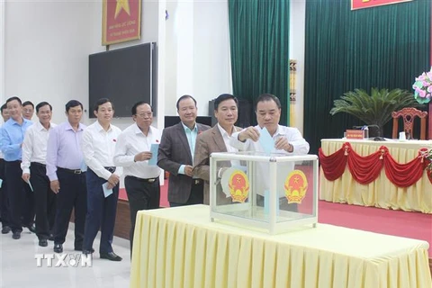 Đại biểu HĐND tỉnh Thái Nguyên bỏ phiếu bầu bổ sung Phó Chủ tịch UBND tỉnh. (Ảnh: Hoàng Nguyên/TTXVN)