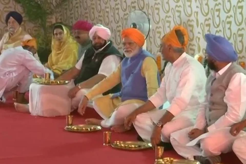 Cựu Thủ tướng Ấn Độ Manmohan Singh tại ngôi đền thờ Thánh Guru Nanak. (Nguồn: indiatoday.in)