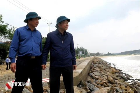 Bộ trưởng Bộ Nông nghiệp và Phát triển nông thôn Nguyễn Xuân Cường kiểm tra tuyến kè biển xã Phổ Thạnh, huyện Đức Phổ. (Ảnh: Phước Ngọc/TTXVN)