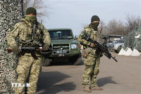 Quân nhân Ukraine tại một trạm gác ở thị trấn Zolote, vùng Lugansk, miền Đông Ukraine. (Ảnh: AFP/TTXVN)