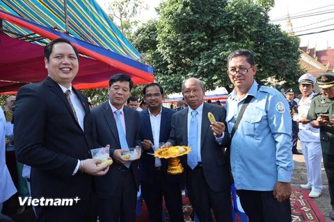 Tổng lãnh sự Vũ Ngọc Lý dự Lễ ăn cốm hữu nghị truyền thống cùng các quan chức tỉnh Preah Sihanouk. (Ảnh: P.V/Vietnam+)