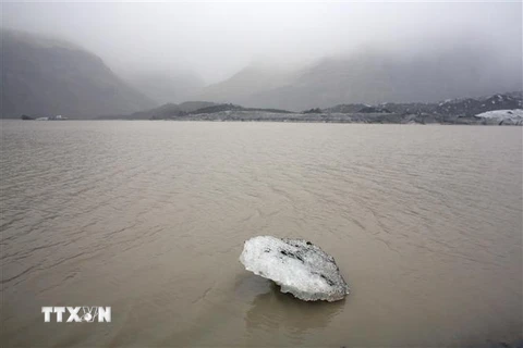 Băng trôi trên hồ phía trước sông băng Solheimajokull, Iceland. (Ảnh: AFP/TTXVN)