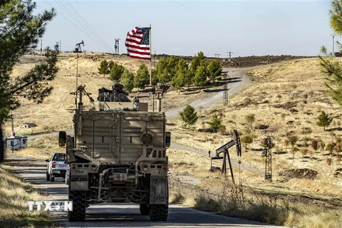 Quân đội Mỹ tuần tra tại khu vực có nhiều mỏ dầu ở tỉnh Hasakeh, Đông Bắc Syria. (Ảnh: AFP/TTXVN)