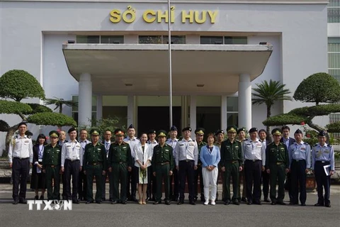 Đoàn công tác Bộ Quốc phòng Nhật Bản chụp ảnh kỷ niệm cùng Bộ đội biên phòng tỉnh Lào Cai. (Ảnh: TTXVN phát)