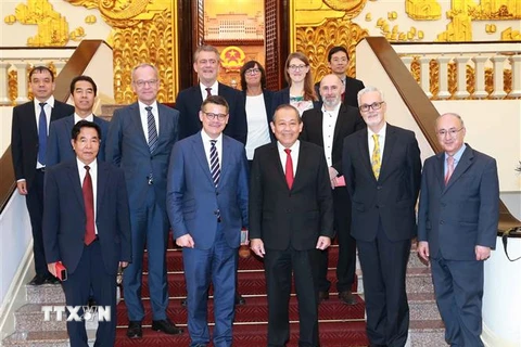 Phó Thủ tướng Thường trực Trương Hòa Bình với các đại biểu. (Ảnh: Doãn Tấn/TTXVN)
