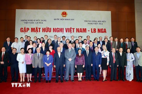 Phó Chủ tịch Quốc hội Uông Chu Lưu và các đại biểu tại buổi gặp mặt. (Ảnh: Dương Giang/TTXVN)