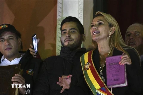 Tổng thống tạm quyền Bolivia Jeanine Anez (phải, phía trước) sau khi tuyên thệ nhậm chức tại Quốc hội ở La Paz. (Ảnh: AFP/TTXVN)