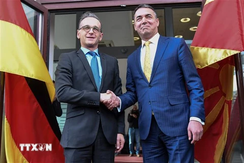 Ngoại trưởng Bắc Macedonia Nikola Dimitrov (phải) và Ngoại trưởng Đức Heiko Maas trong cuộc gặp tại Skopje. (Ảnh: AFP/TTXVN)