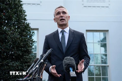 Tổng thư ký NATO Jens Stoltenberg phát biểu với báo giới sau cuộc gặp với Tổng thống Mỹ Donald Trump tại Nhà Trắng ngày 14/11. (Ảnh: AFP/TTXVN)