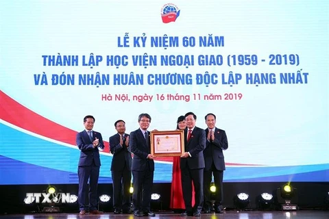 Phó Thủ tướng, Bộ trưởng Bộ Ngoại giao Phạm Bình Minh trao Huân chương Độc lập hạng Nhất tặng Học viện Ngoại giao. (Ảnh: TTXVN)