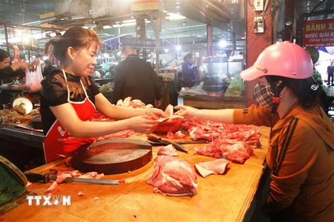 Thịt lợn bày bán tại chợ Hà Tĩnh. (Ảnh: Phan Quân/TTXVN)