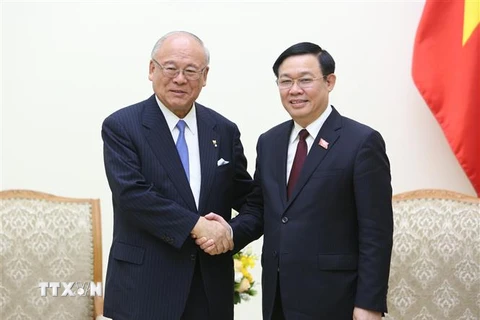 Phó Thủ tướng Vương Đình Huệ tiếp ông Takebe Tsutomu. (Ảnh: Dương Giang/TTXVN)