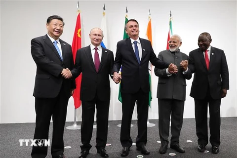 (Từ trái sang): Chủ tịch Trung Quốc Tập Cận Bình, Tổng thống Nga Vladimir Putin, Tổng thống Brazil Jair Bolsonaro, Thủ tướng Ấn Độ Narendra Modi và Tổng thống Nam Phi Cyril Ramaphosa chụp ảnh chung tại cuộc họp lãnh đạo các nước nhóm BRICS ở Osaka, Nhật B