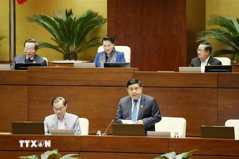 Bộ trưởng Bộ Kế hoạch và Đầu Tư Nguyễn Chí Dũng giải trình làm rõ vấn đề đại biểu Quốc hội nêu. (Ảnh: Phương Hoa/TTXVN)
