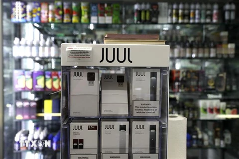 Thuốc lá điện tử do công ty Juul Labs sản xuất được bày bán tại một cửa hàng ở San Francisco, bang California, Mỹ. (Ảnh: AFP/TTXVN)