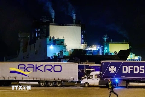 Chiếc phà chở container đông lạnh, nơi phát hiện 25 người di cư còn sống, tại cảng Vlaardingen, Hà Lan. (Ảnh: AFP/TTXVN)