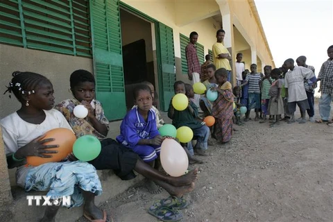 Học sinh tại một trường học ở Ziniare, Bukina Faso. (Ảnh: AFP/TTXVN)