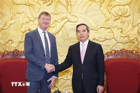 Trưởng ban Kinh tế Trung ương Nguyễn Văn Bình tiếp ông Philip Olivier, Phó Chủ tịch Tập đoàn dầu khí Total. ((Ảnh: Phương Hoa/TTXVN)