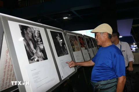 Khách tham quan triển lãm ảnh về nạn nhân chiến tranh tại Nhật Bản và Việt Nam. (Ảnh: Thanh Vũ/TTXVN)