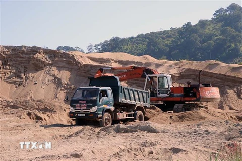 Mua bán cát trong bến của doanh nghiệp tư nhân Quỳnh Mai (ảnh chụp ngày 19/11). (Ảnh: TTXVN)