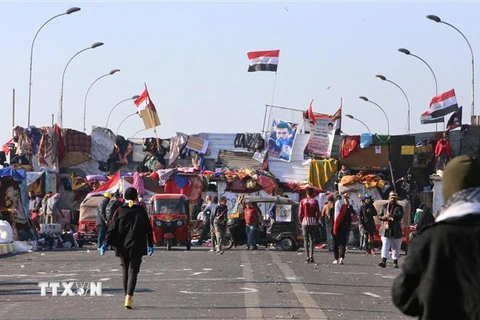 Người biểu tình tập trung tại Baghdad, Iraq. (Ảnh: AFP/TTXVN)