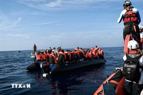 Người di cư được cứu trên biển ở ngoài khơi Libya. (Ảnh: AFP/TTXVN)