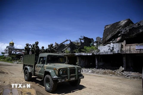 Binh sỹ Philippines tuần tra tại Marawi, Mindanao. (Ảnh: AFP/TTXVN)