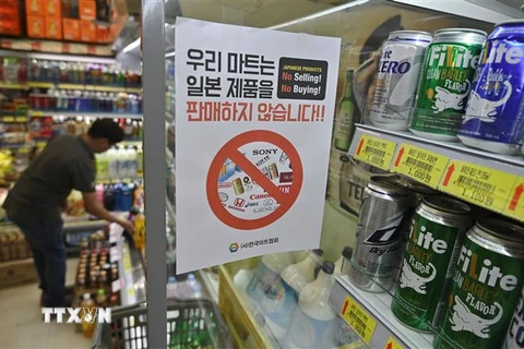 Bảng thông báo 'Chúng tôi không bán hàng Nhật' được treo tại một cửa hàng ở Seoul, Hàn Quốc. (Ảnh: AFP/TTXVN)