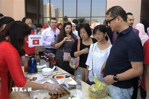 Khách tham quan và thưởng thức ẩm thực Việt Nam tại Hội chợ Từ thiện Quốc tế Bazaar 2019. (Ảnh: Việt Khoa/TTXVN)