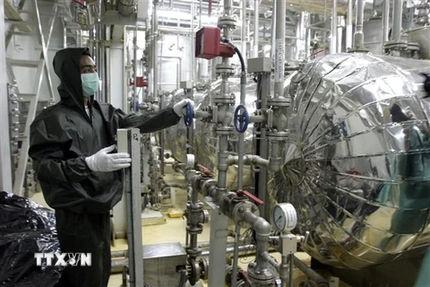 Nhân viên kỹ thuật Iran làm việc tại cơ sở làm giàu urani Isfahan, cách thủ đô Tehran 420km về phía Nam. (Ảnh: AFP/TTXVN)