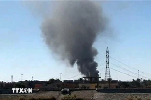 Khói bốc lên sau một cuộc không kích tại thành phố Ramadi, Iraq. (Ảnh: AFP/TTXVN)