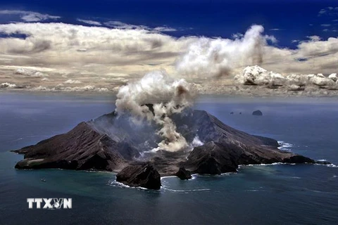 Núi lửa White Island của New Zealand phun tro bụi tháng 11/1999. (Ảnh: AFP/TTXVN)